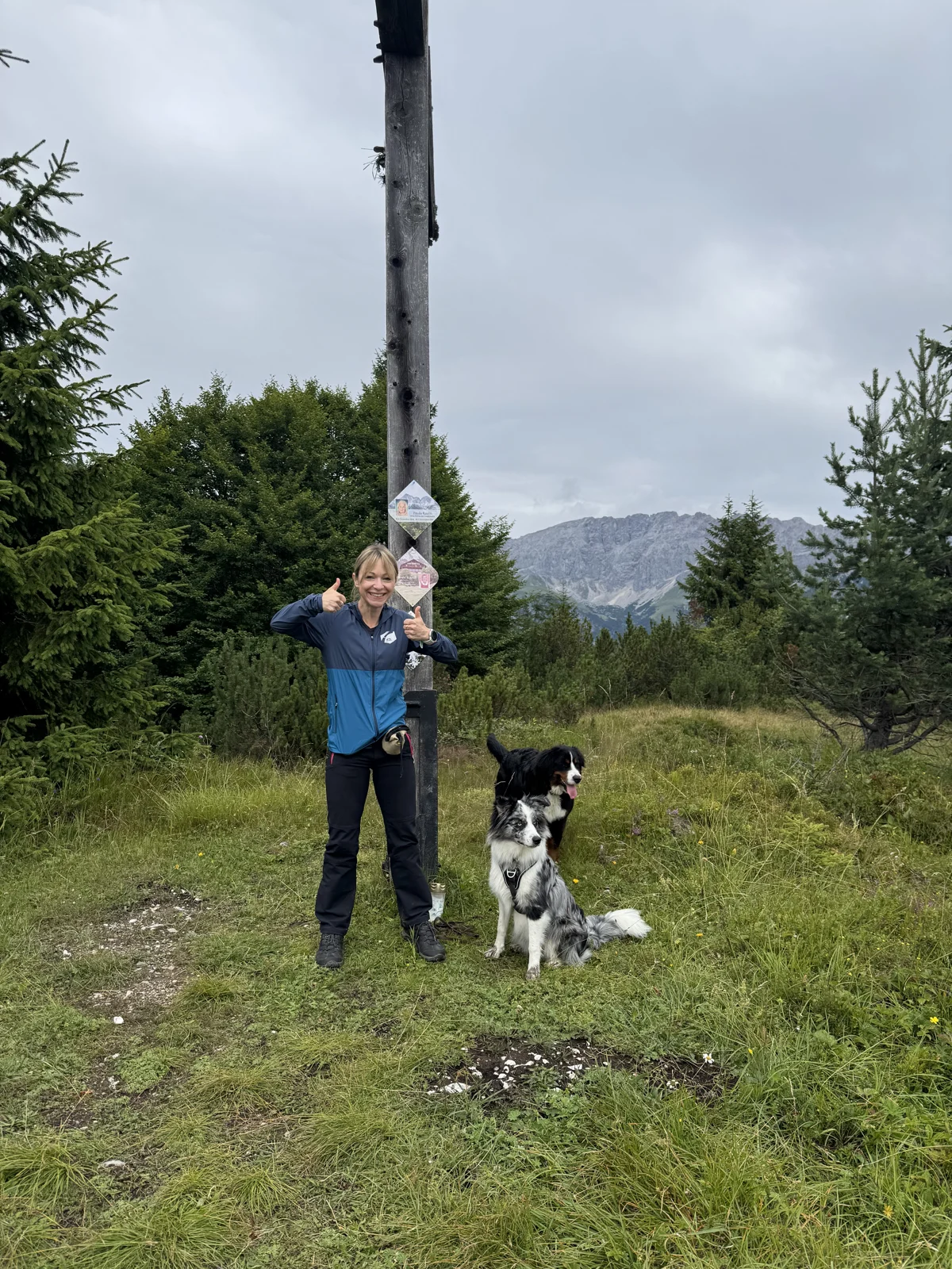 Steffi und Yuki gemeinsam auf einer Wanderung in der Natur